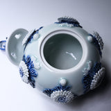 HIRADO KOHSYO DANEMON Kiln Mikawachi Ware Three-legged Incense Burner / 平戸洸祥団右ヱ門窯 菊花飾染付三つ足香炉