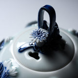 HIRADO KOHSYO DANEMON Kiln Mikawachi Ware Three-legged Incense Burner / 平戸洸祥団右ヱ門窯 菊花飾染付三つ足香炉