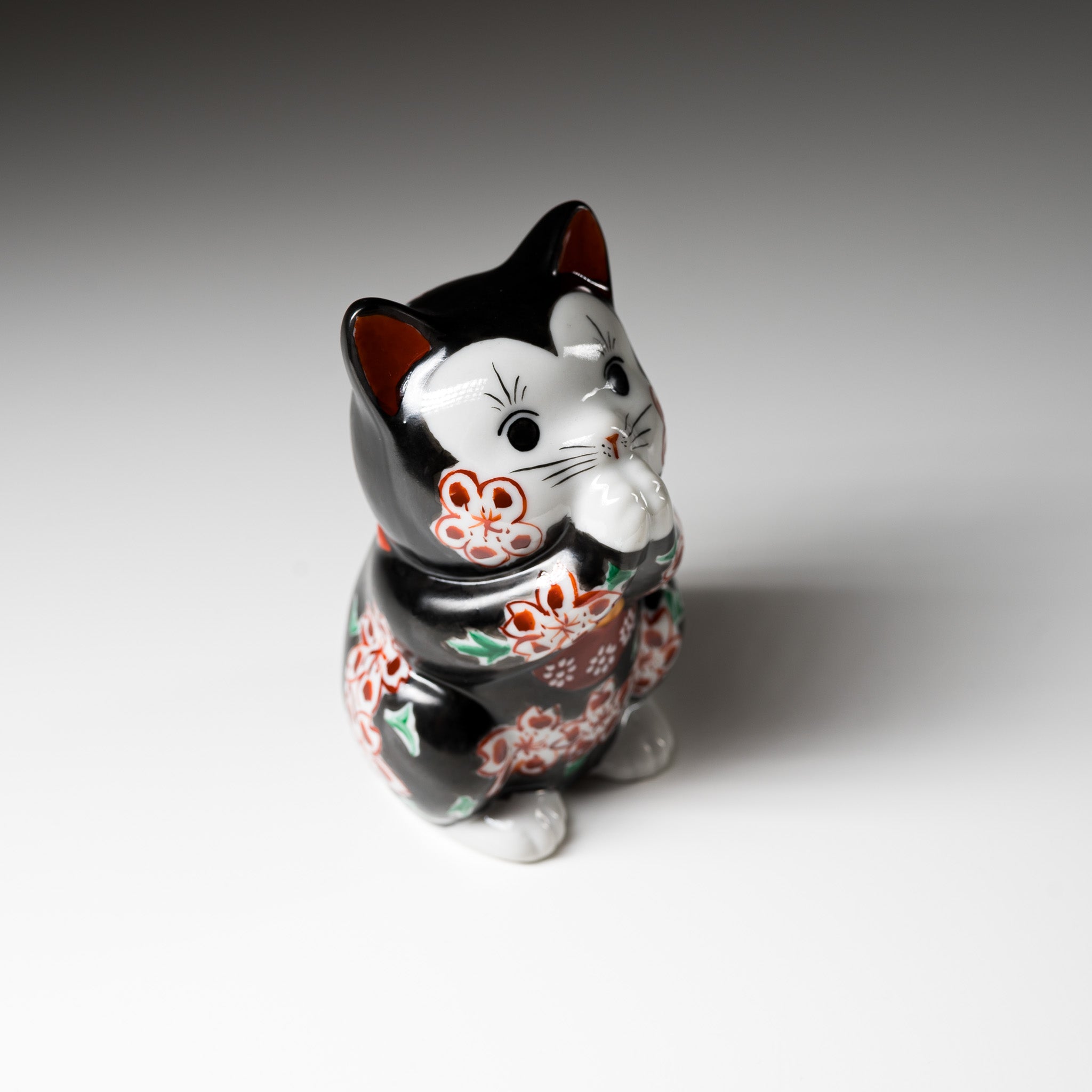 Kutani Ware Animal Ornament - Black Flower Begging Cat / 九谷焼 おねだり猫