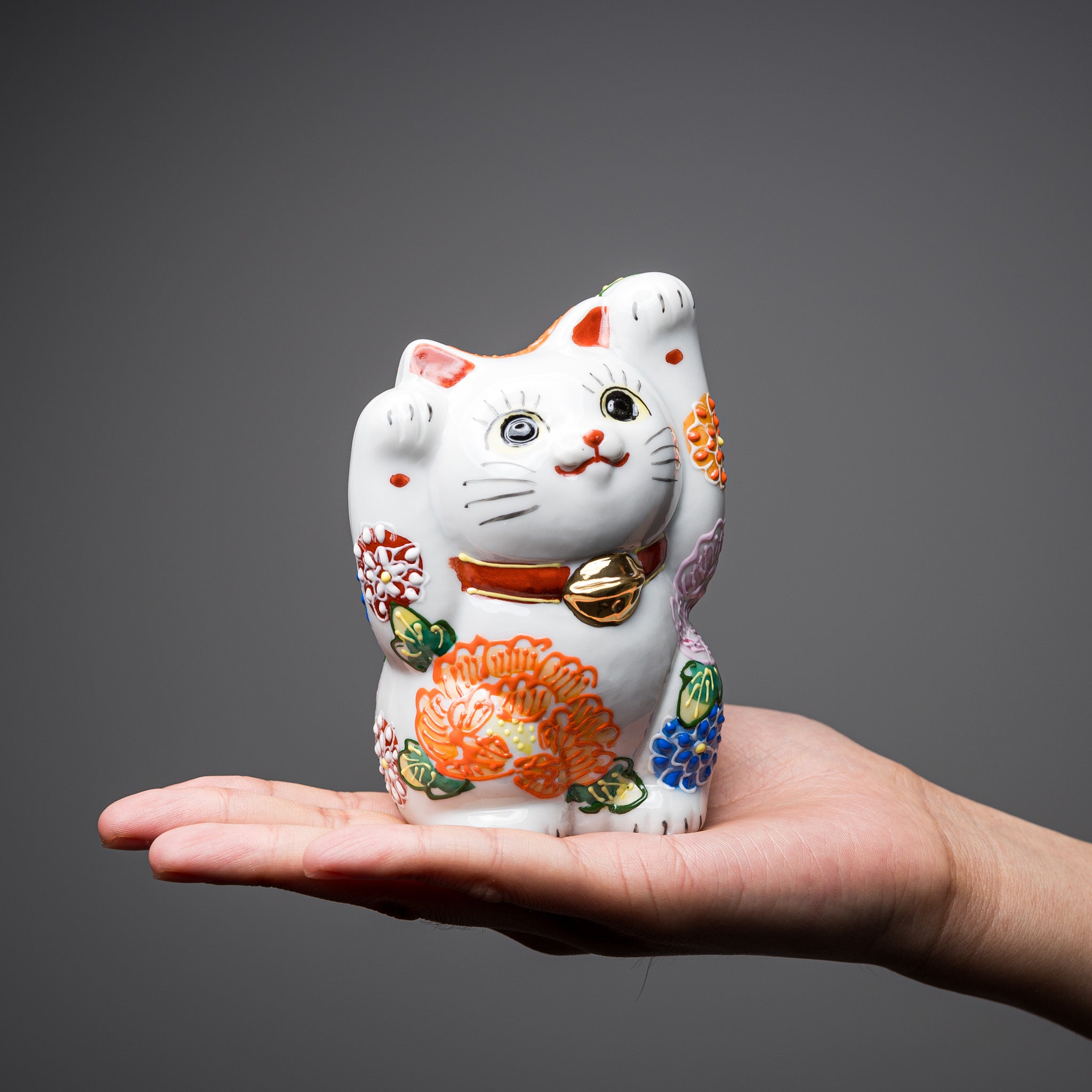 Kutani Ware Animal Ornament - White Flower Cat "Hana" / 九谷焼 招き猫