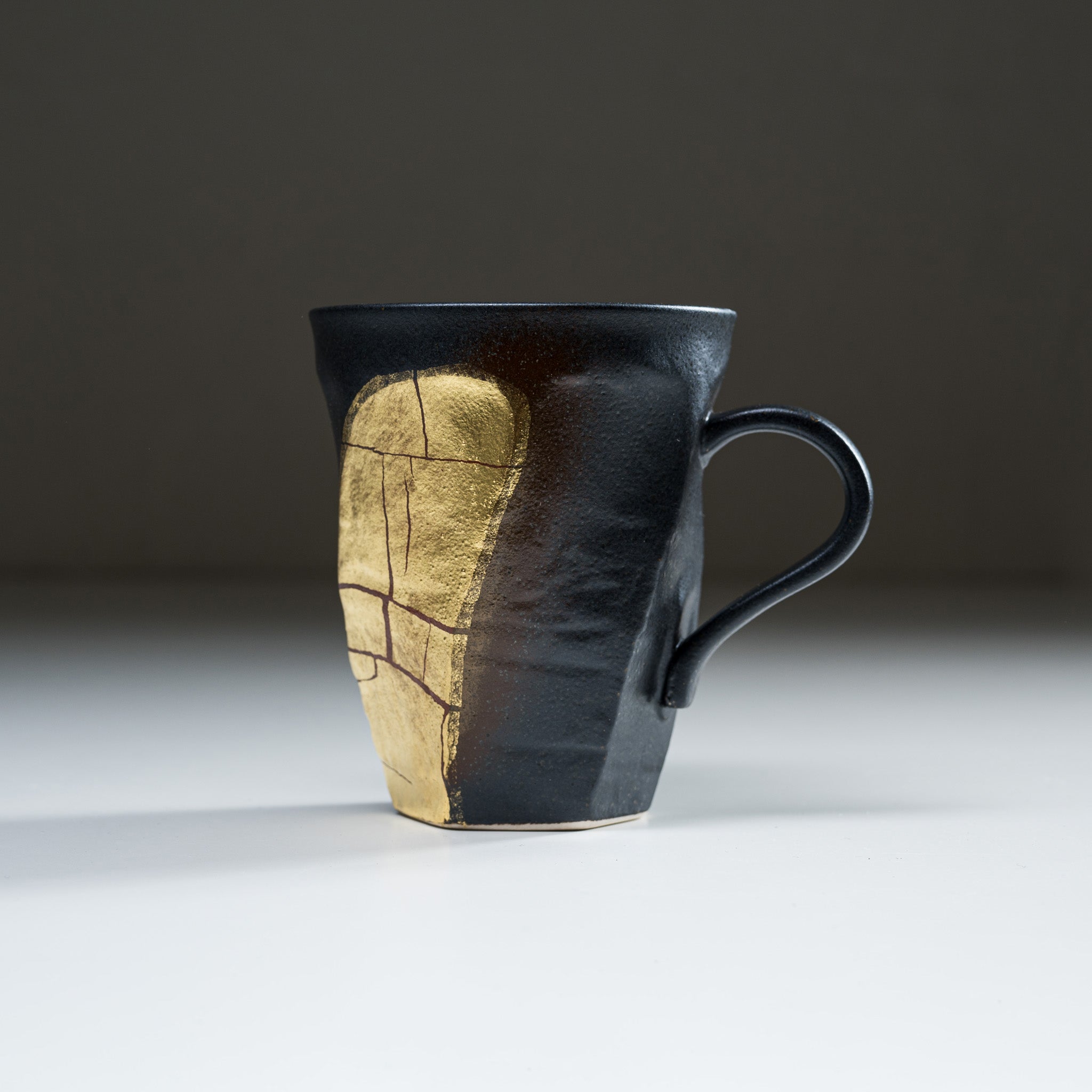 Kutani ware Gold Leaf Mug Cup - Black / 九谷焼 金箔マグカップ 墨