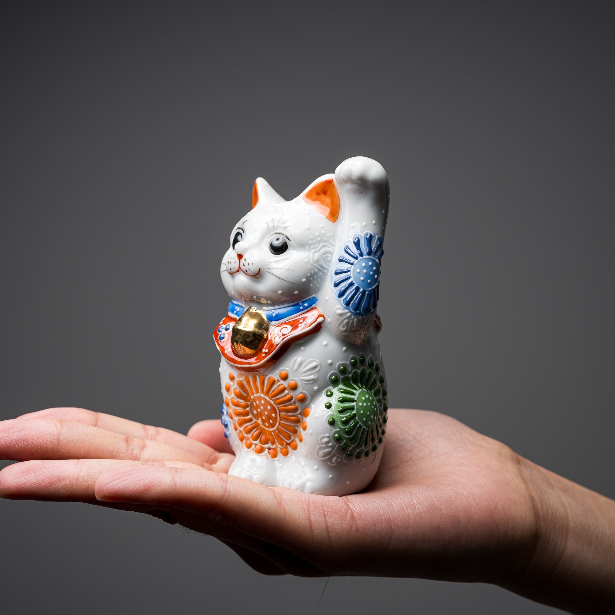 Kutani Ware Animal Ornament - White Beckoning Cat "Koko" / 九谷焼 招き猫
