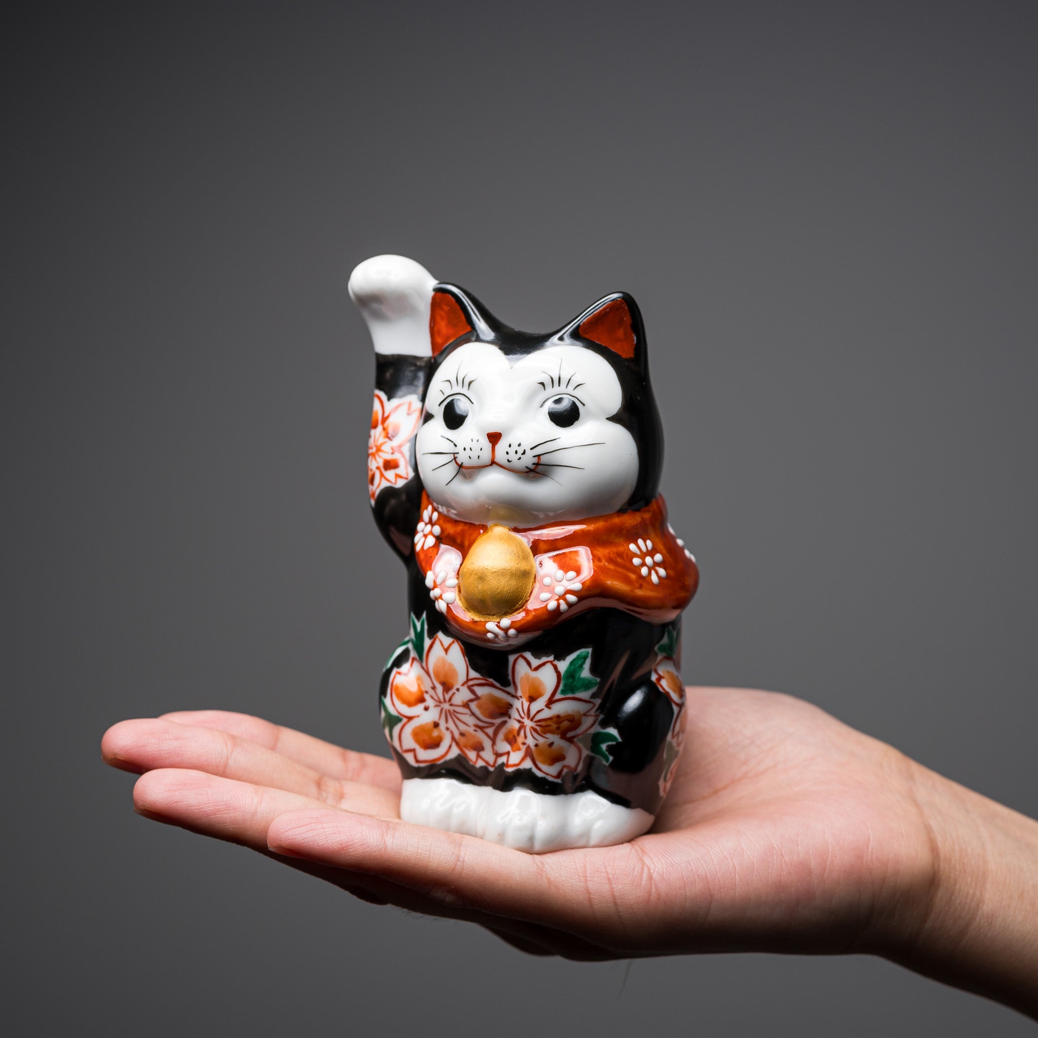 Kutani Ware Animal Ornament - Black Beckoning Cat "Kuro" / 九谷焼 招き猫