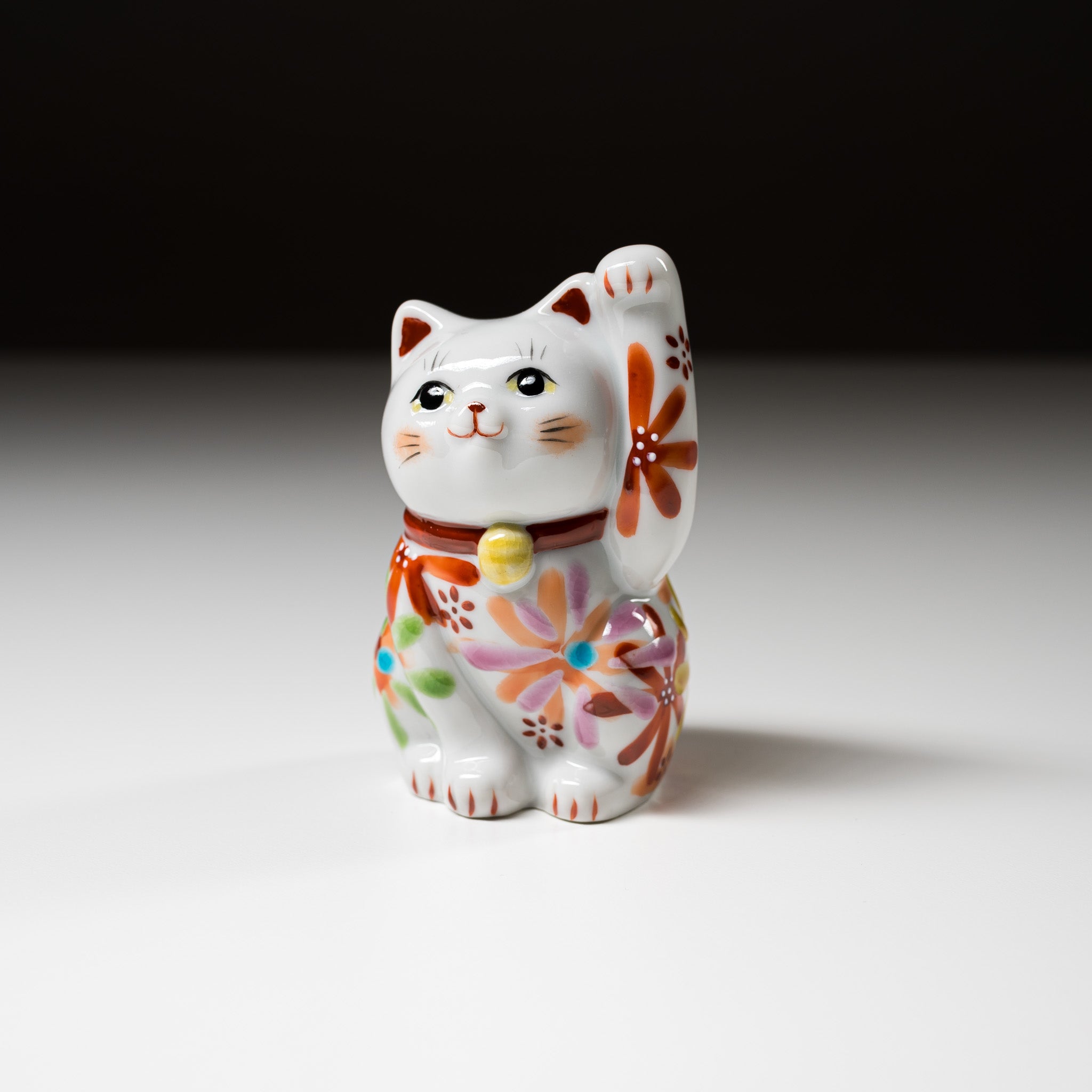 Kutani Ware Animal Ornament - Red Flower Beckoning Cat "Chika" / 九谷焼 招き猫