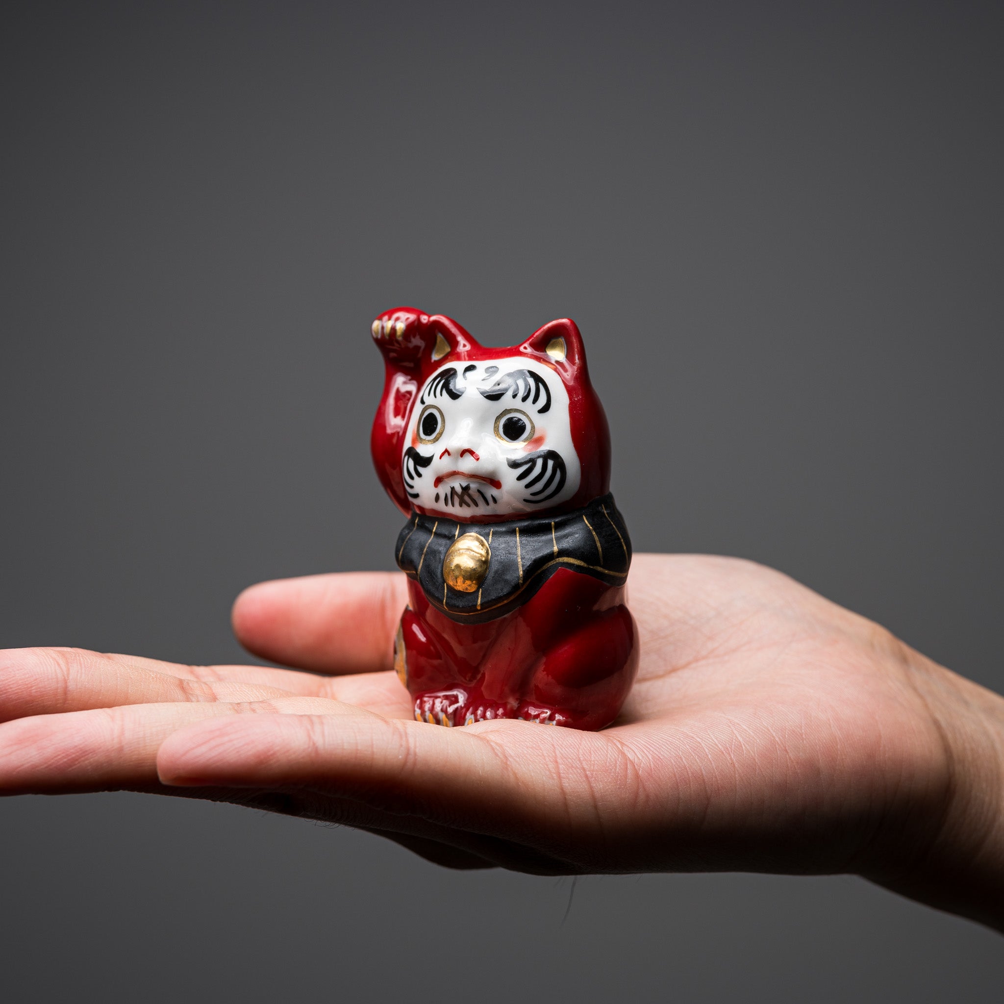 Kutani Ware Animal Ornament - Daruma Cat - Right Hand / 九谷焼 招き猫