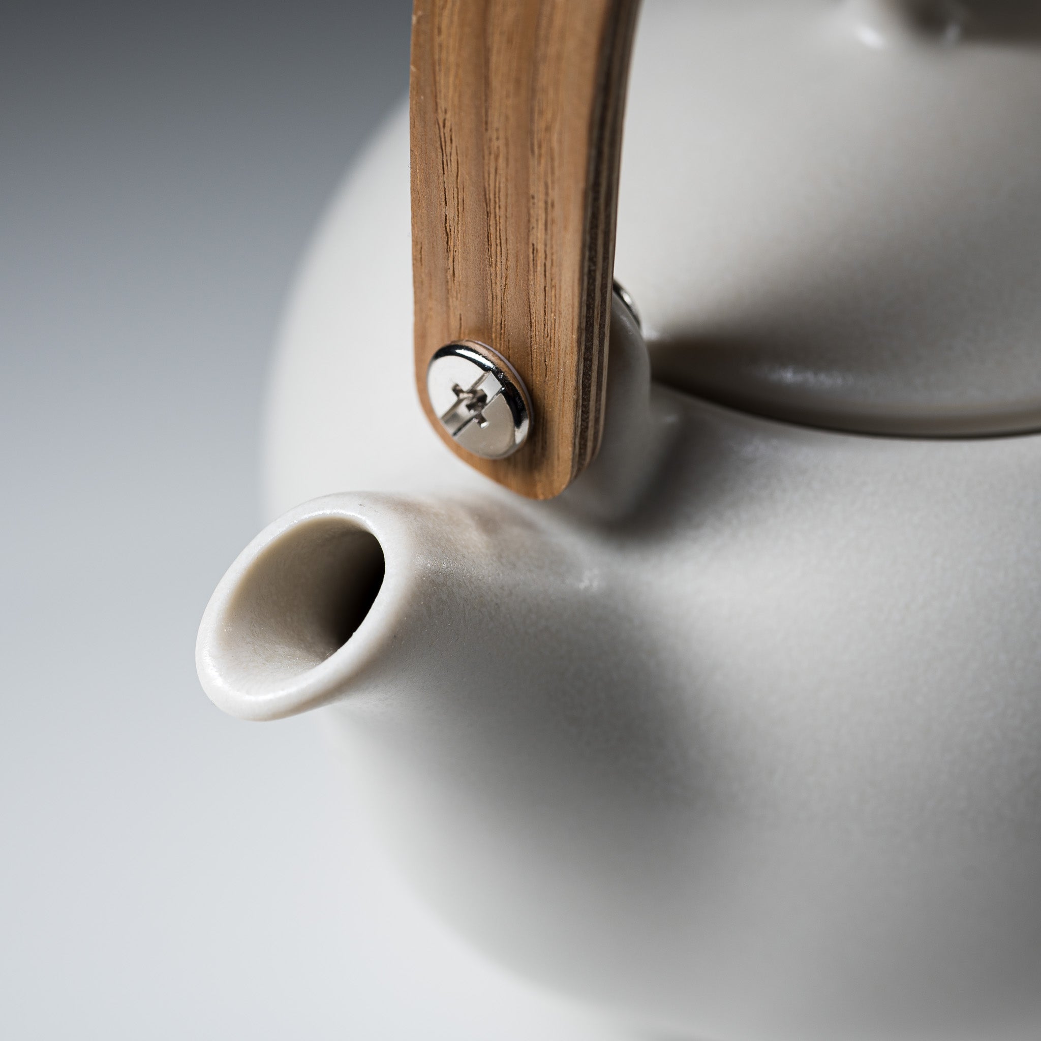 Yui - 結- Wooden Handle Teapot 600ml - White