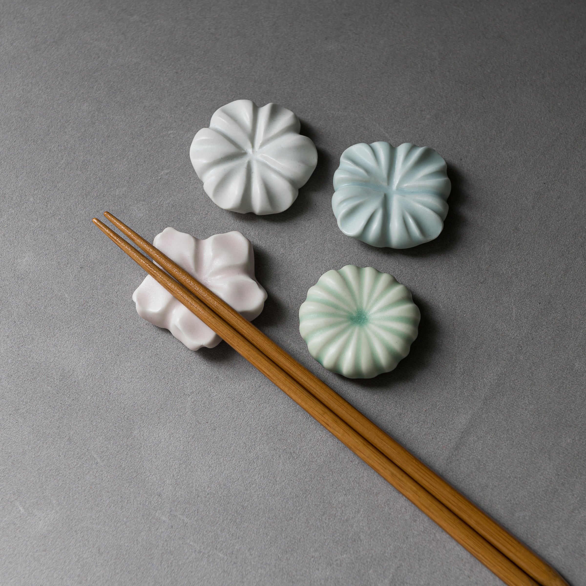 USUKIYAKI Handmade Chopstick Rest - Rinka / 臼杵焼き 輪花 箸置き
