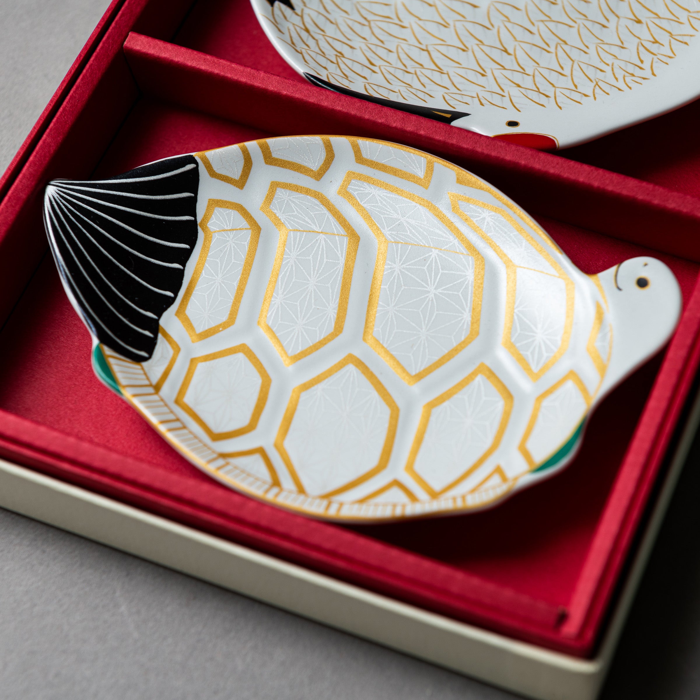 Arita Ware Crane and Tortoise Plate Gift Pack -13.5cm -Set of 2 / 有田焼-幸楽窯 鶴亀 銘々皿 ギフトセット