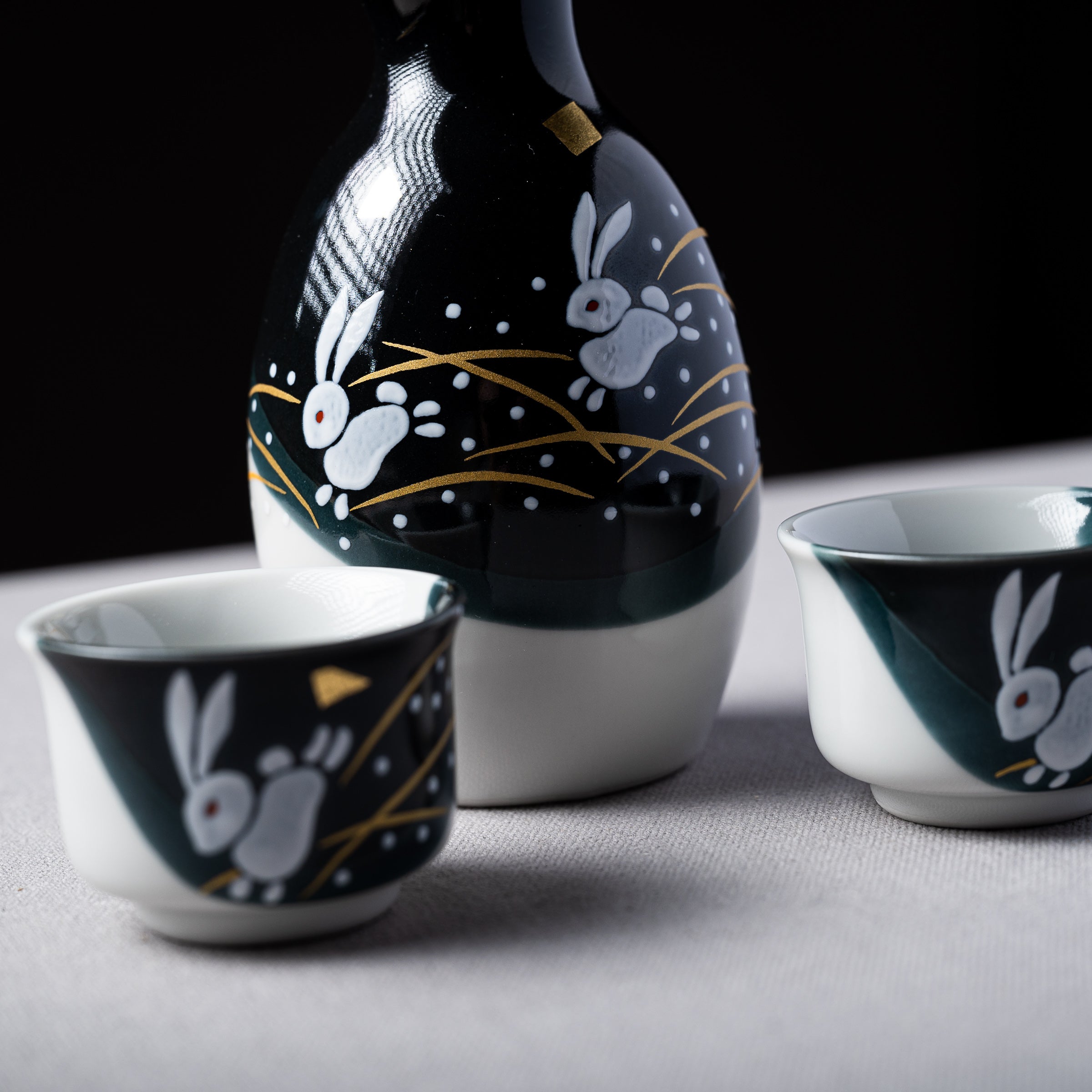 Kutani ware Rabbit Sake Set / 九谷焼 跳ね兎 徳利・お猪口セット
